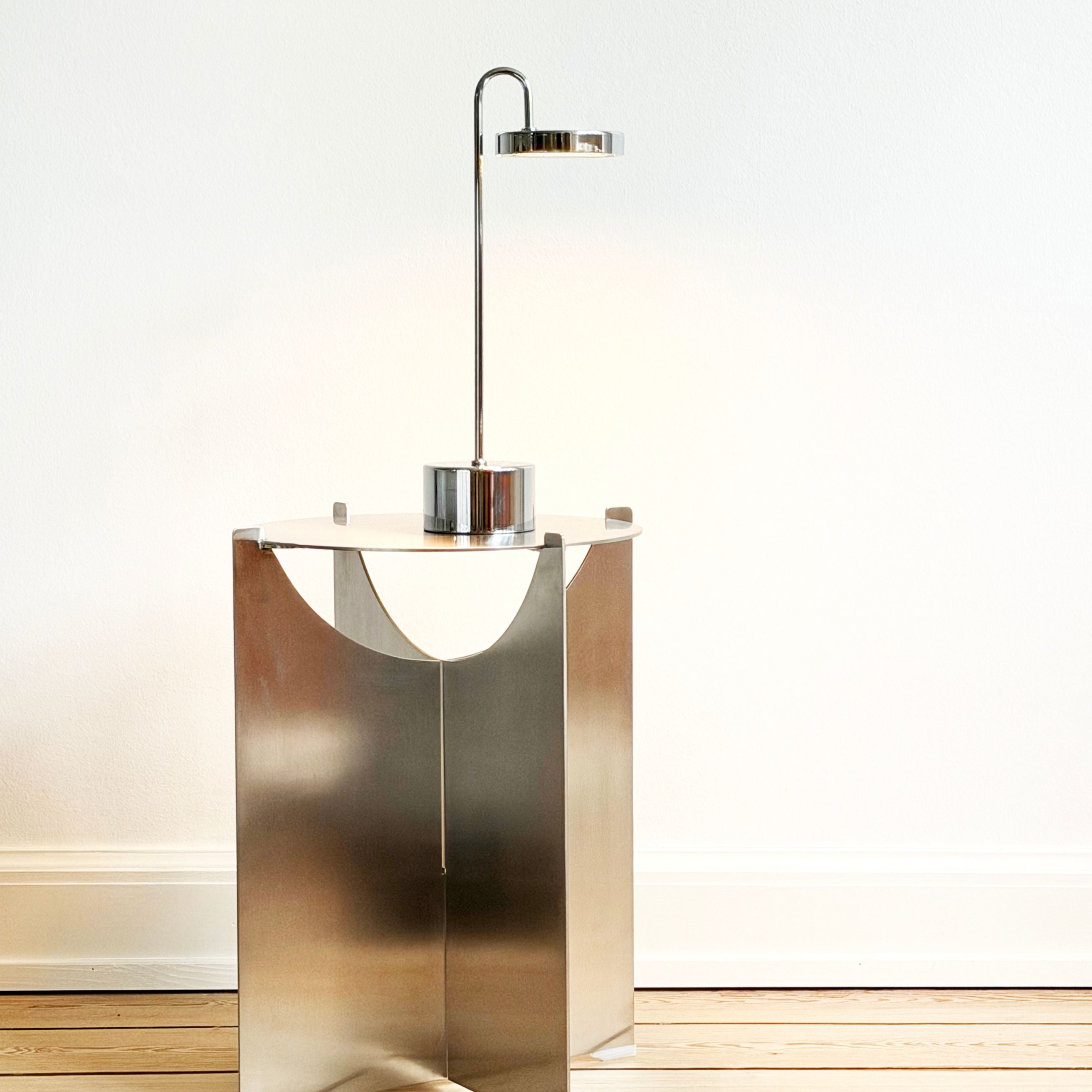 Dyberg Larsen MooveLIGHT bordlampe krom med lader