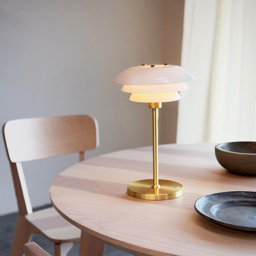 Dyberg Larsen DL20 bordlampe opal messing oppladbar