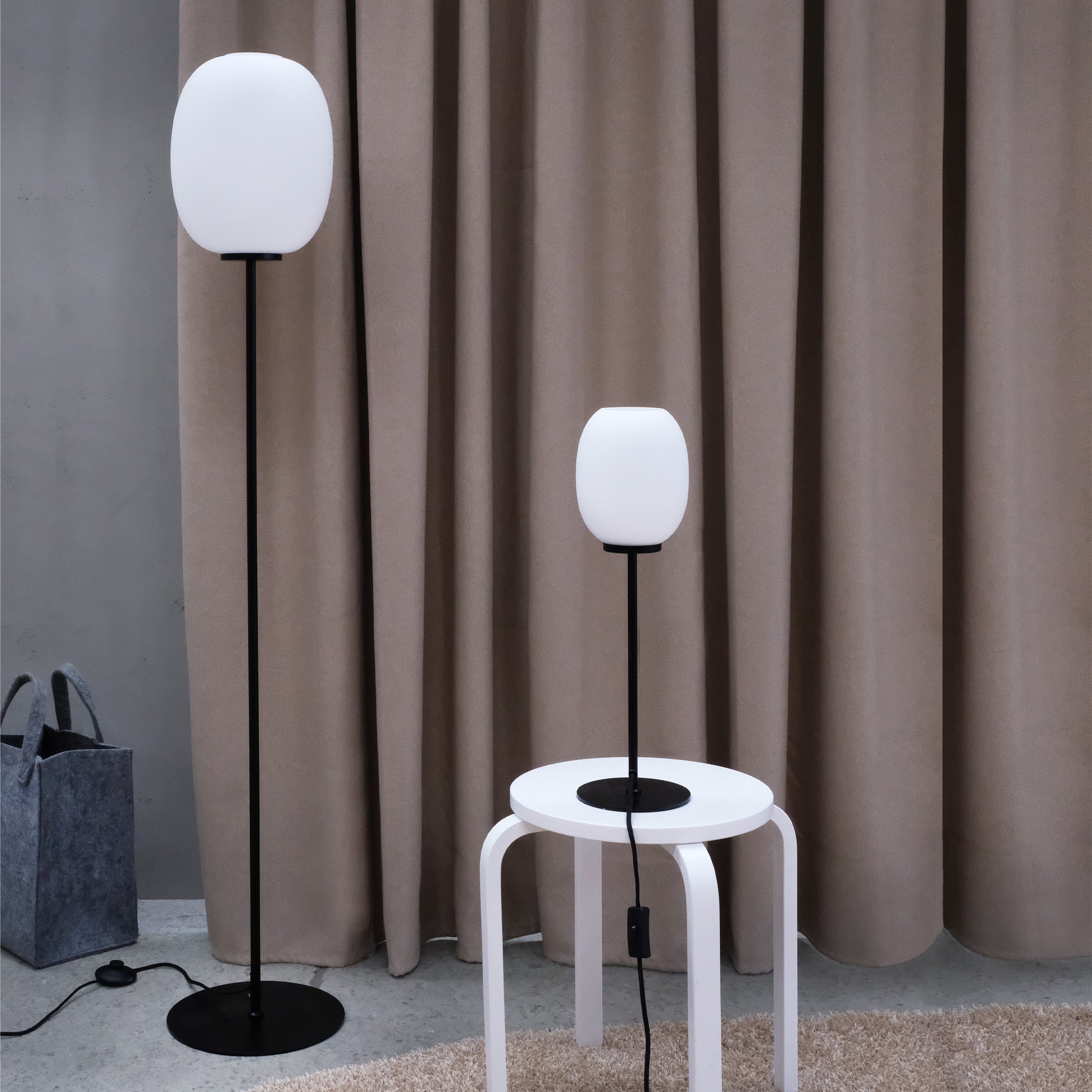 Dyberg Larsen DL39 gulvlampe opal/sort