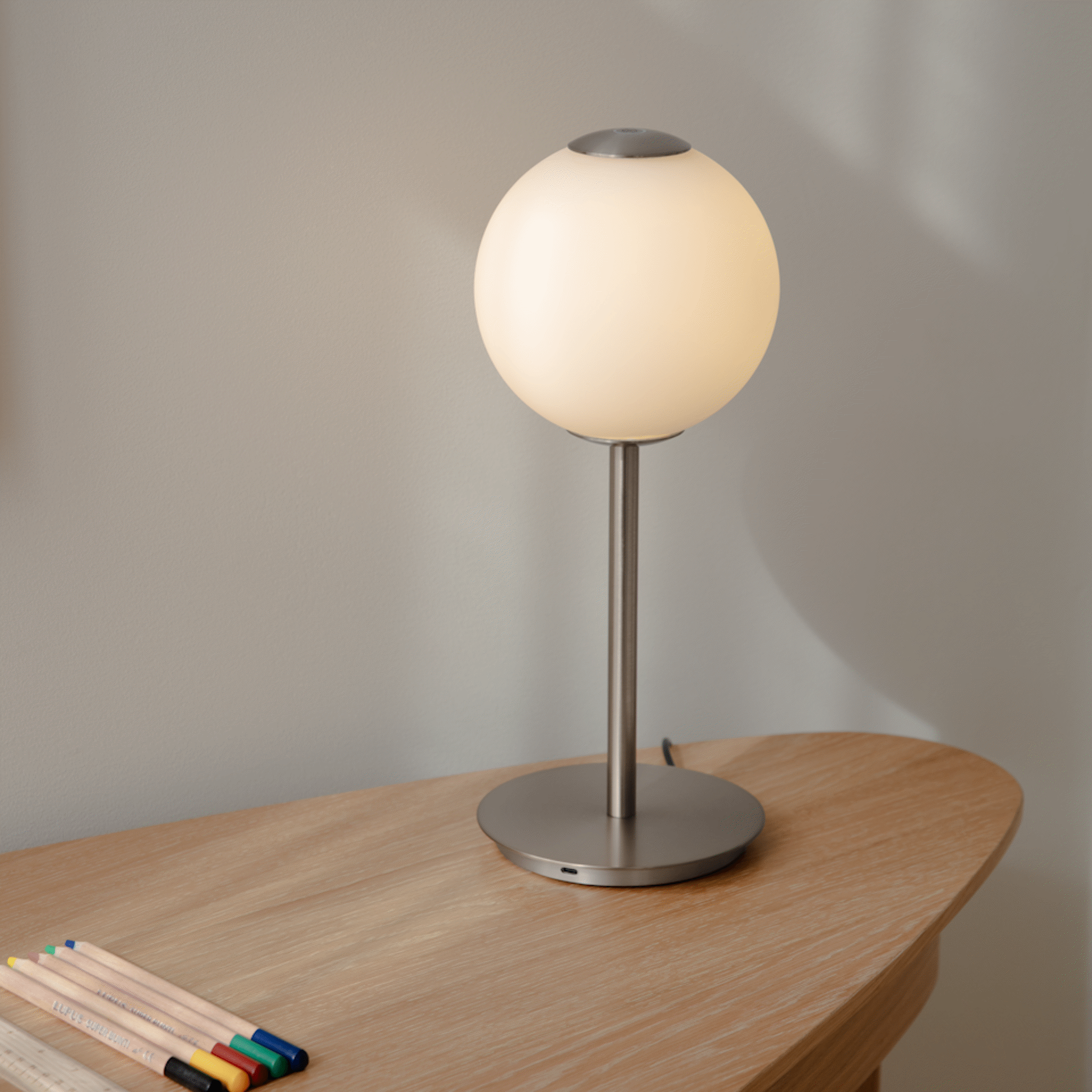 Umage Audrey bordlampe messing dimbar opalglass