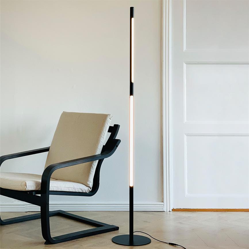 Dyberg Larsen Vagner gulvlampe sort dimbar LED