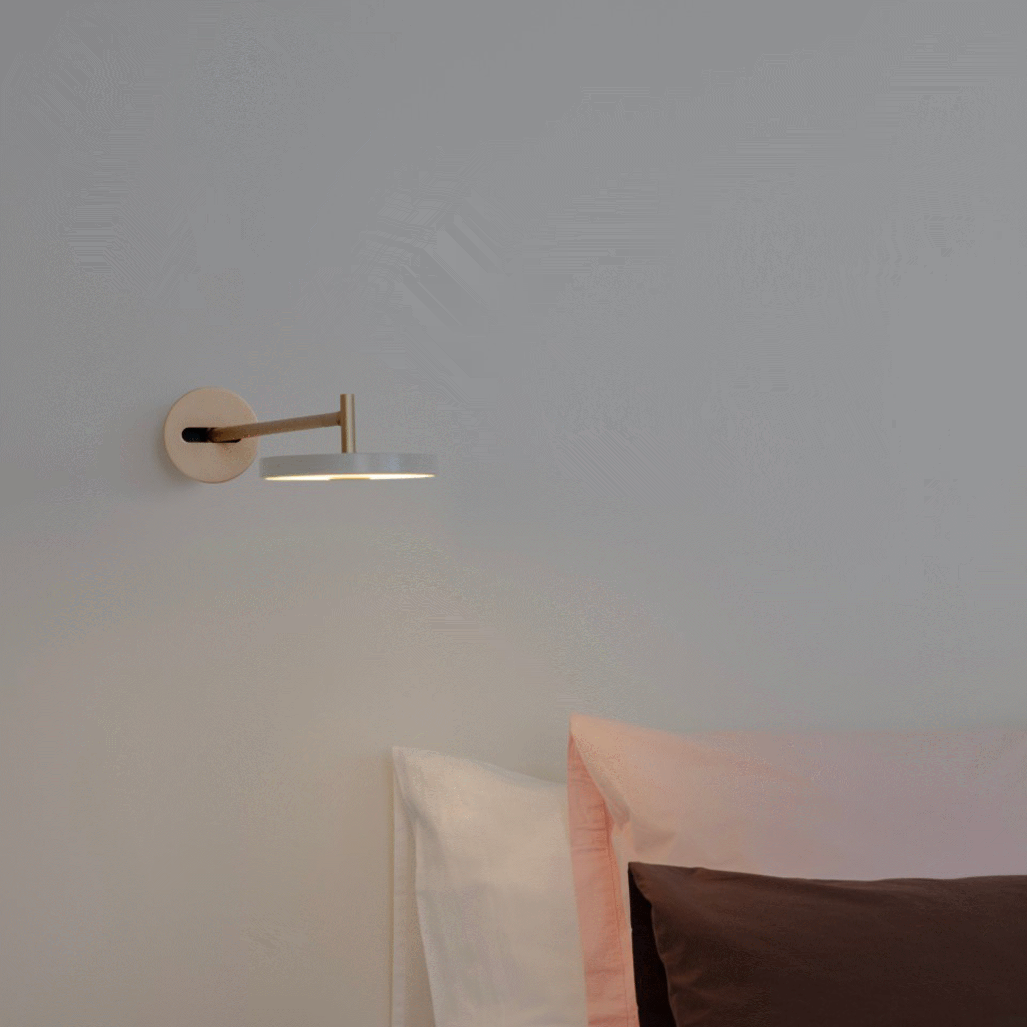 UMAGE Asteria Long vegglampe messing svart dimbar