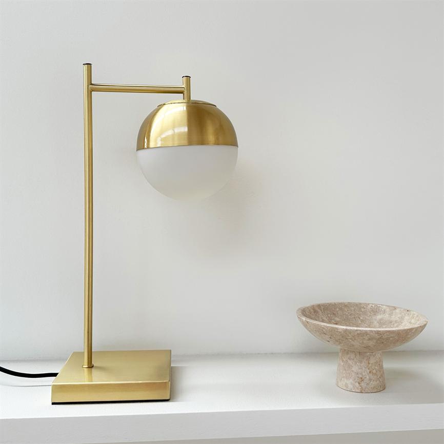 Dyberg Larsen Caen bordlampe messing/opal 45 cm