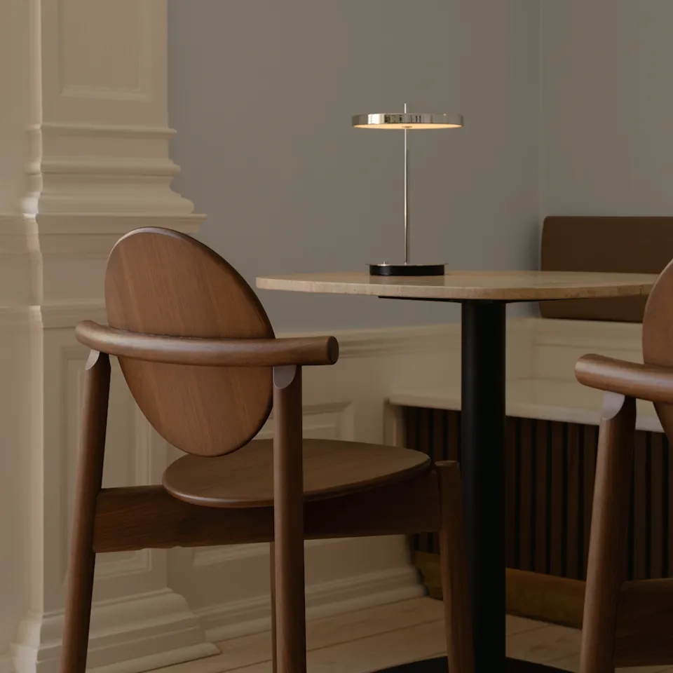 Umage Gather cafébord rundt travertin kafé og kjøkken