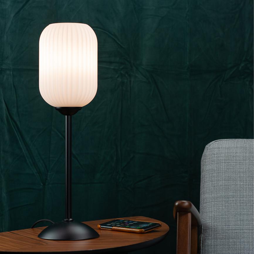 Dyberg Larsen Riflet bordlampe opal 1,6 m ledning