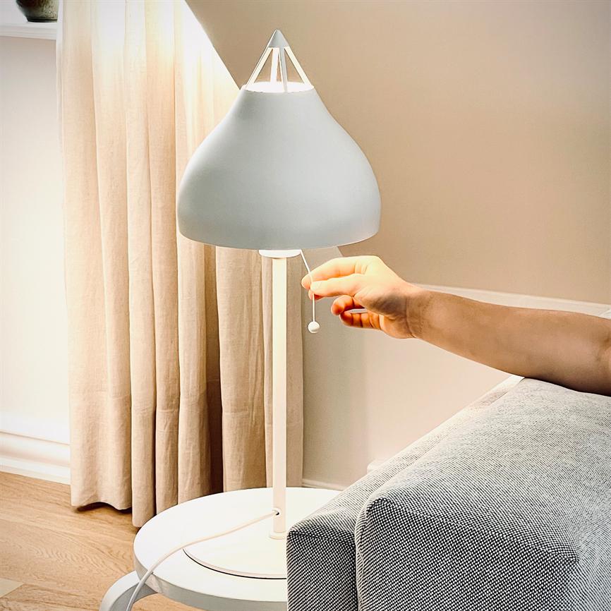 Dyberg Larsen Pyra bordlampe hvit 60 cm nordisk