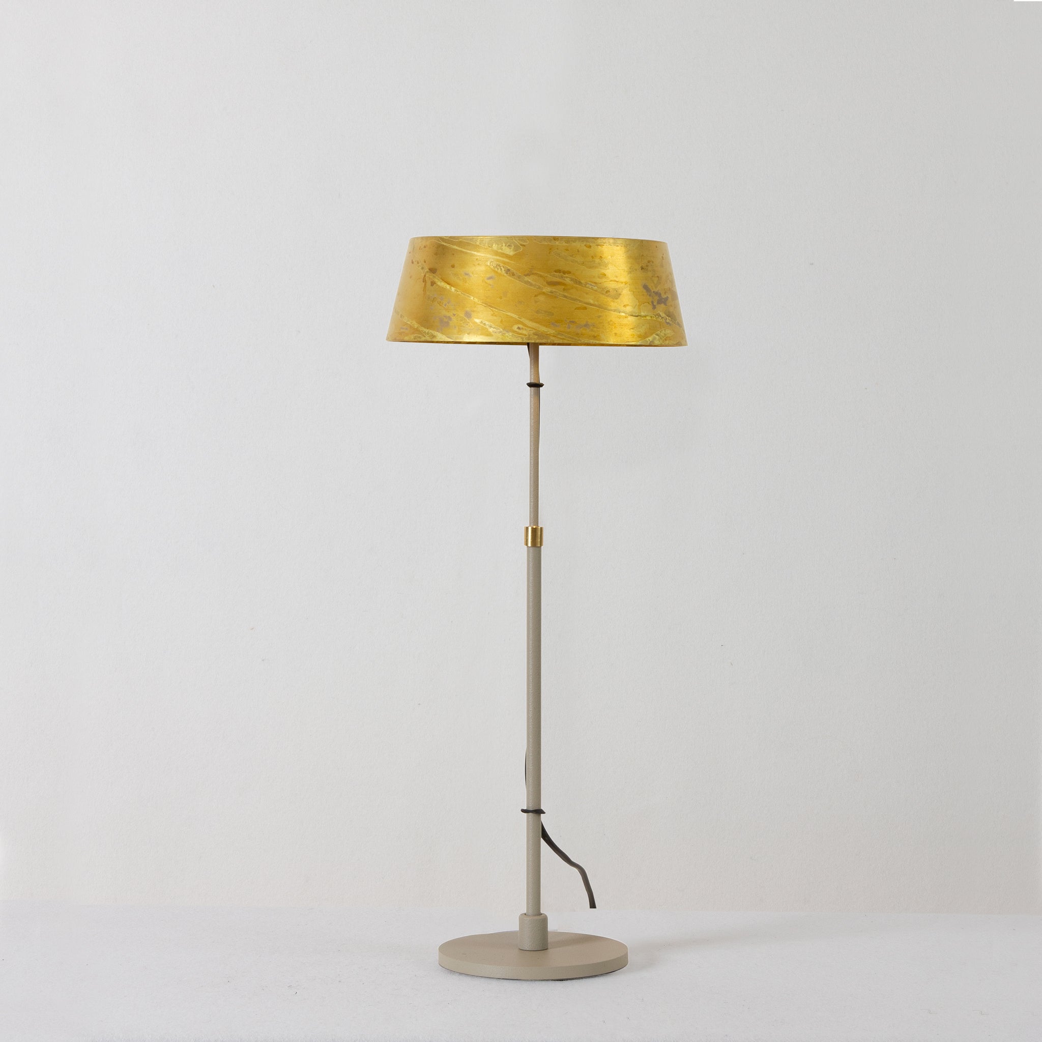Zlamp Karl 926-2017 bordlampe stor messing greige