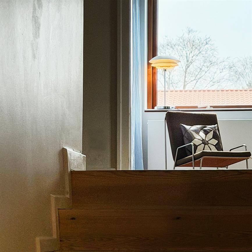 Dyberg Larsen DL31 bordlampe hvit metall kromfot