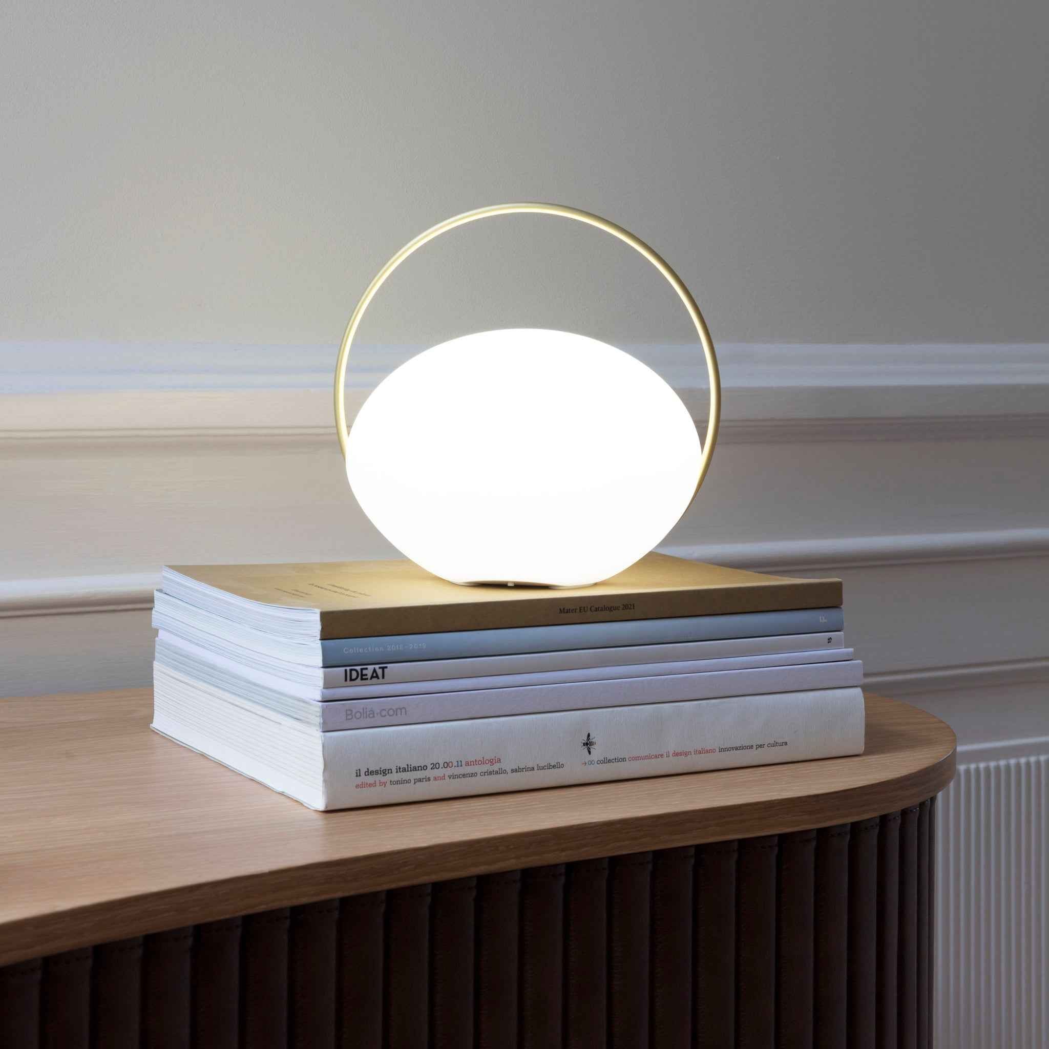 UMAGE Orbit bærbar lampe melkehvit
