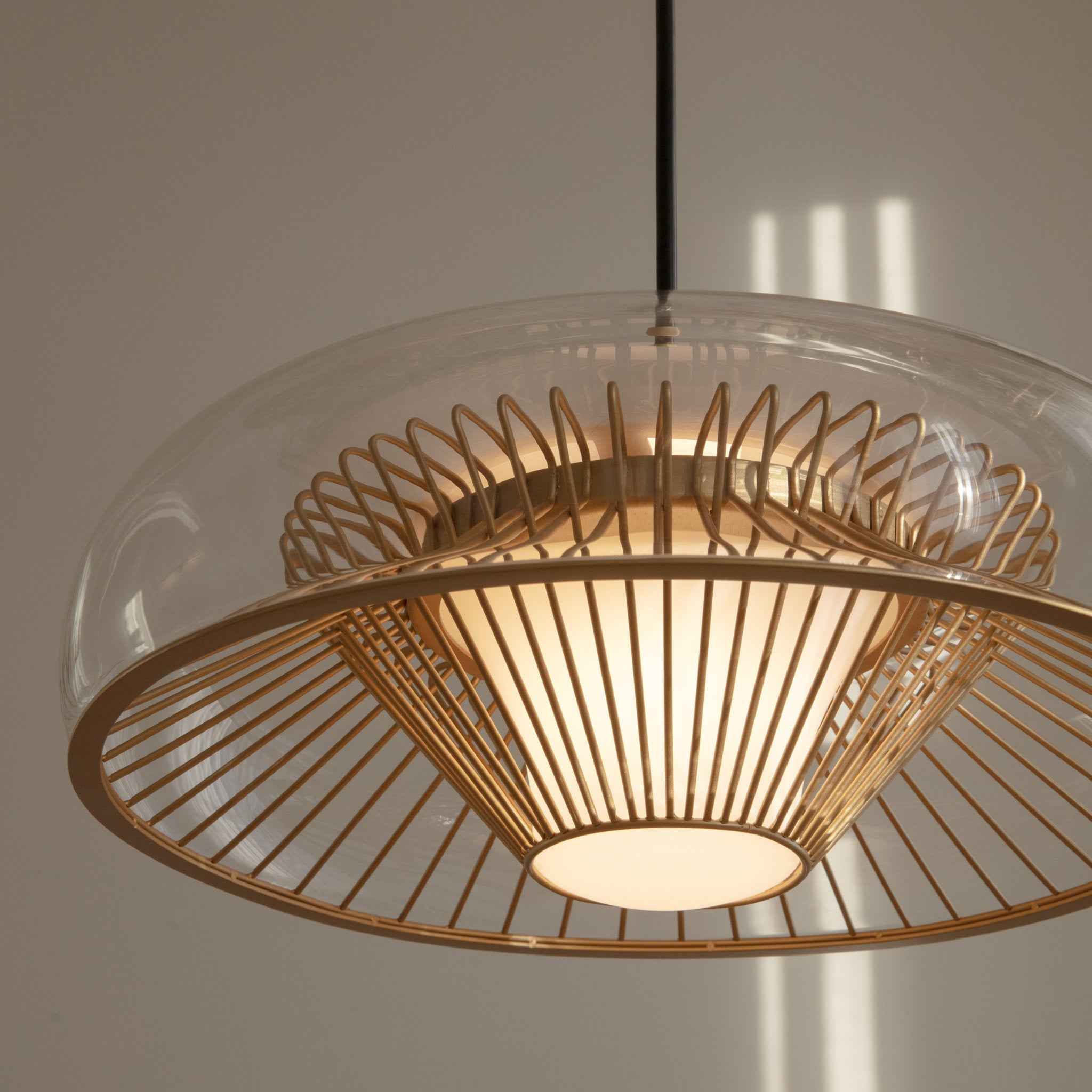 UMAGE Chordis pendelskjerm glass messing