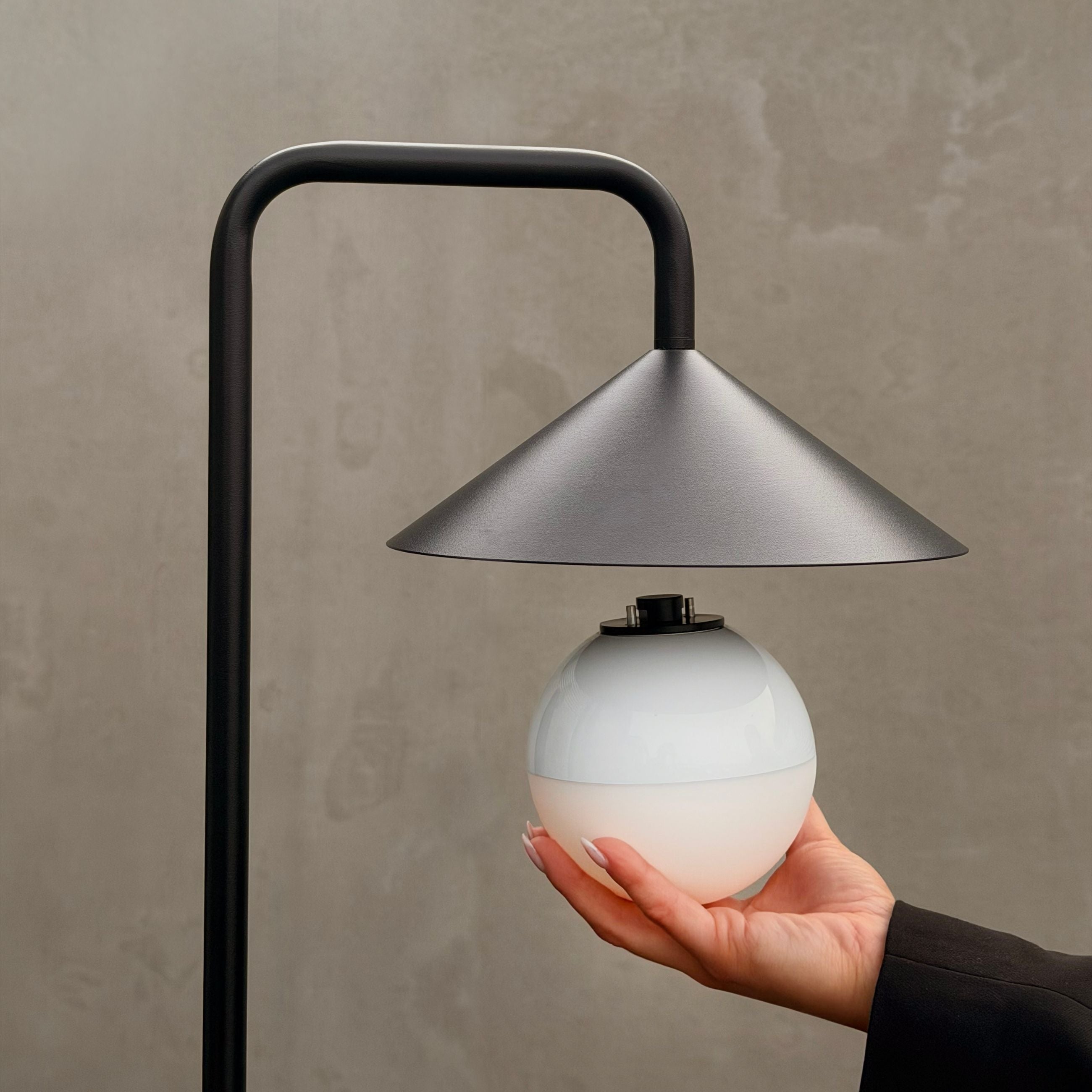 Dyberg Larsen Nova bordlampe ute oppladbar