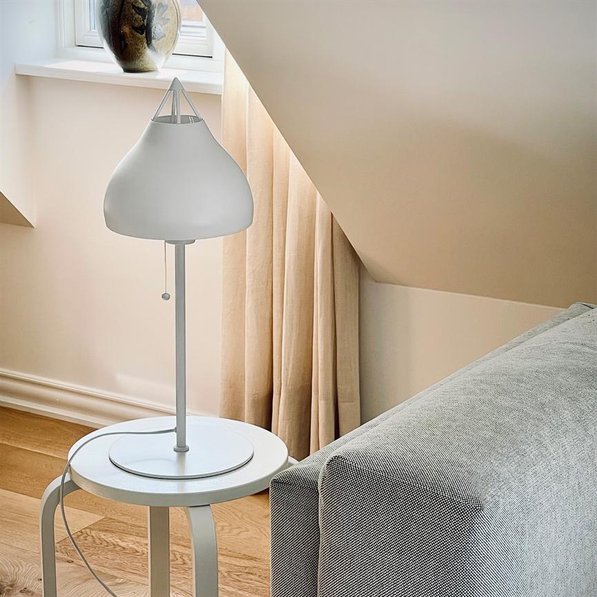 Dyberg Larsen Pyra bordlampe hvit 60 cm nordisk
