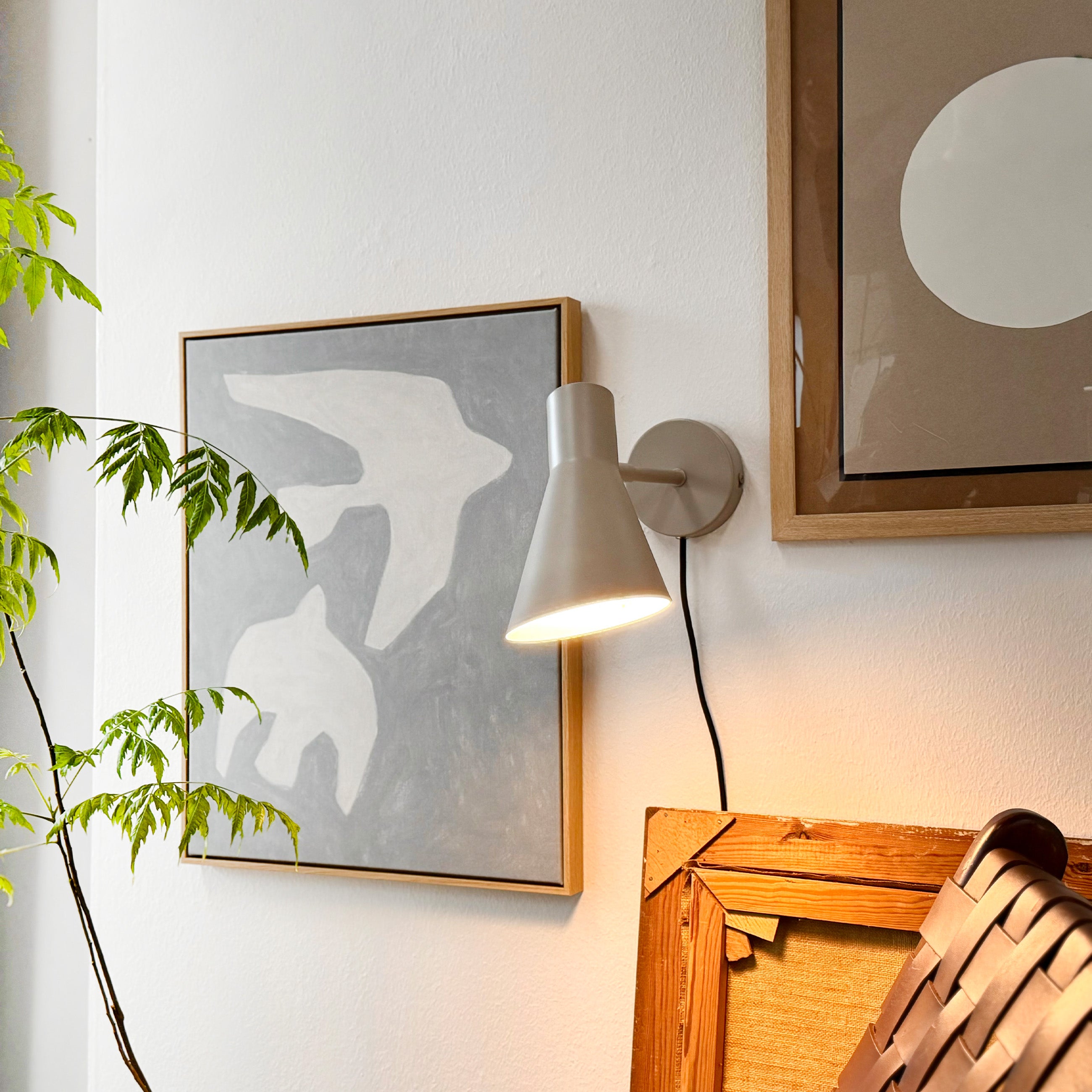 Dyberg Larsen DL12 vegglampe latte justerbar