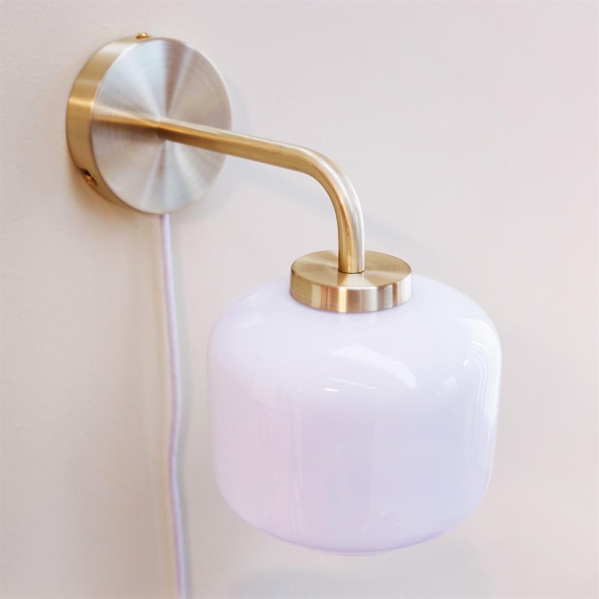 Dyberg Larsen Arp vegglampe opal/messing 25,5 cm