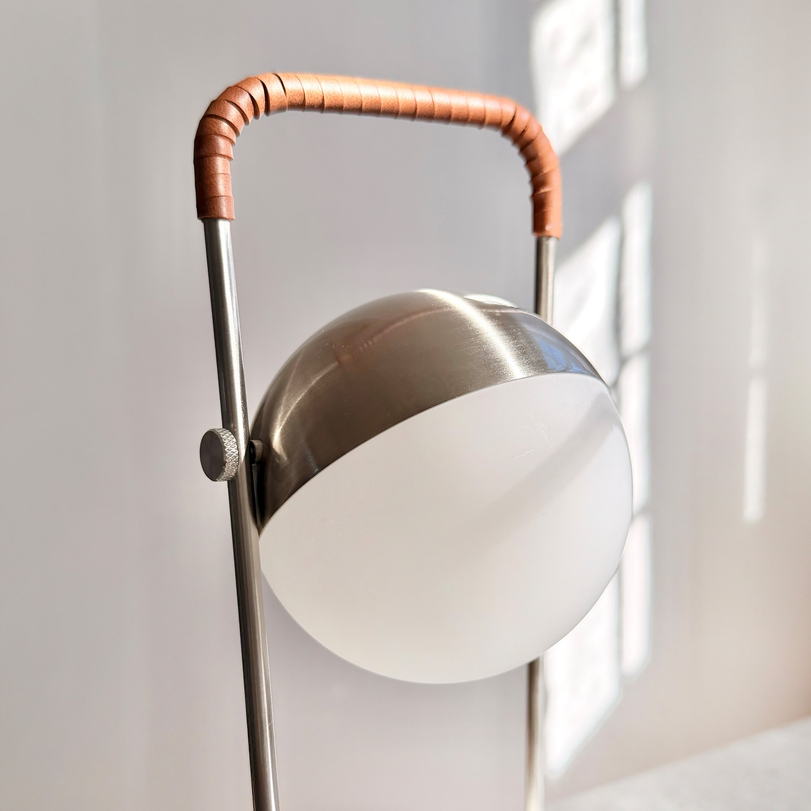 Dyberg Larsen Mova bordlampe LED brun skinn