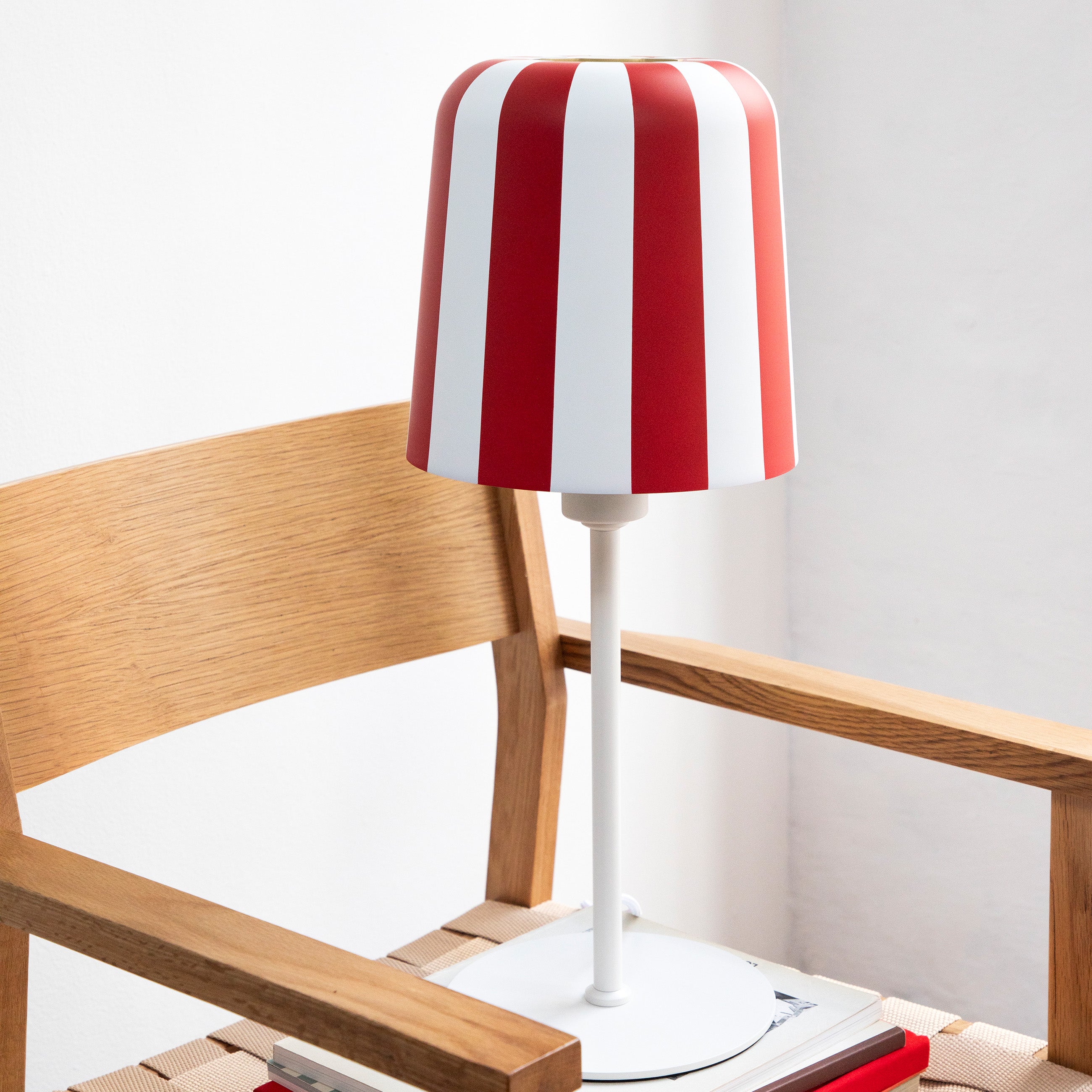 Dyberg Larsen Gry bordlampe mørk rød stripet