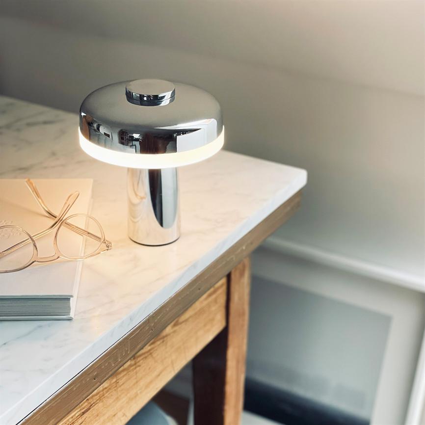 Dyberg Larsen Porter bordlampe krom oppladbar LED
