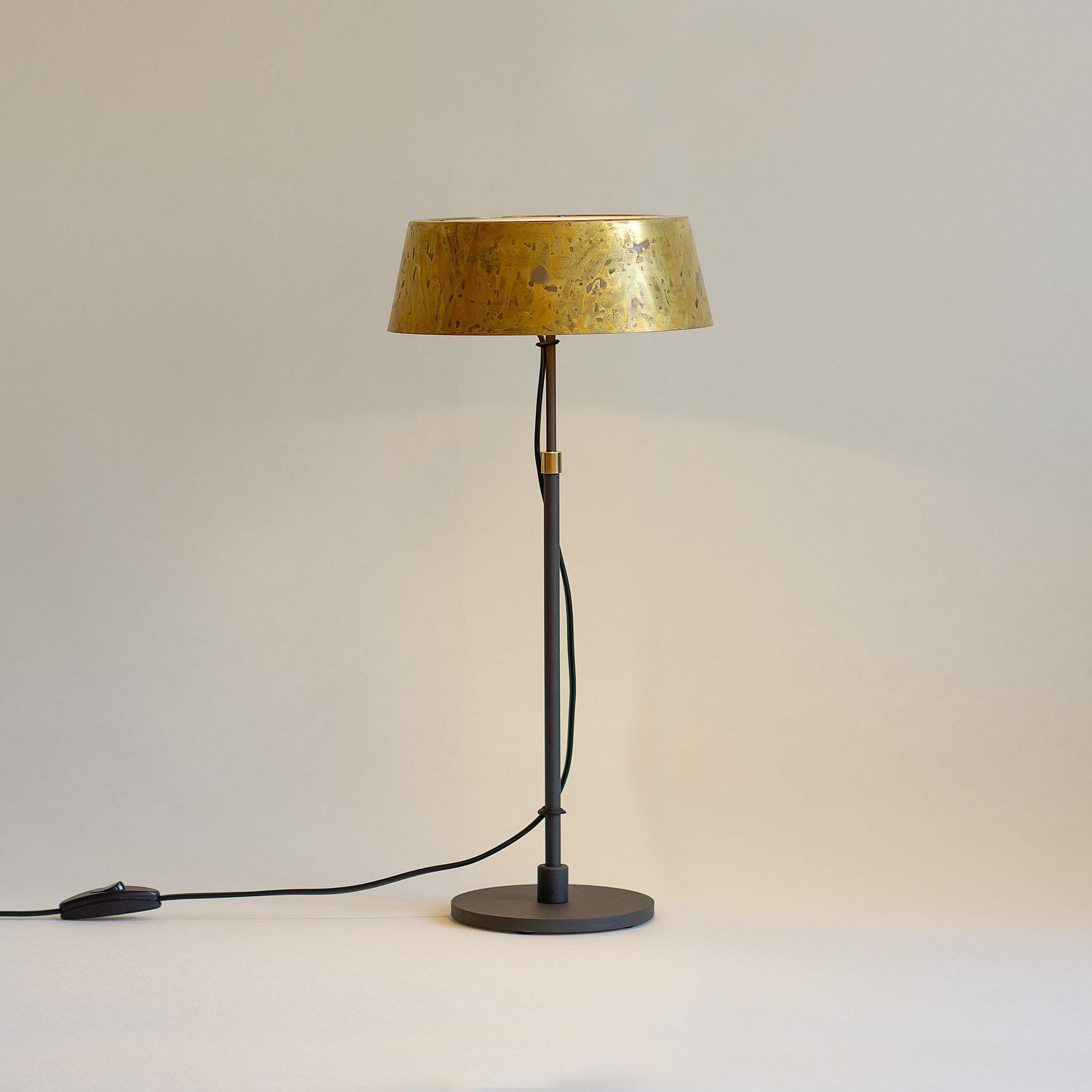 Zlamp Karl 926-2017 bordlampe stor messing greige