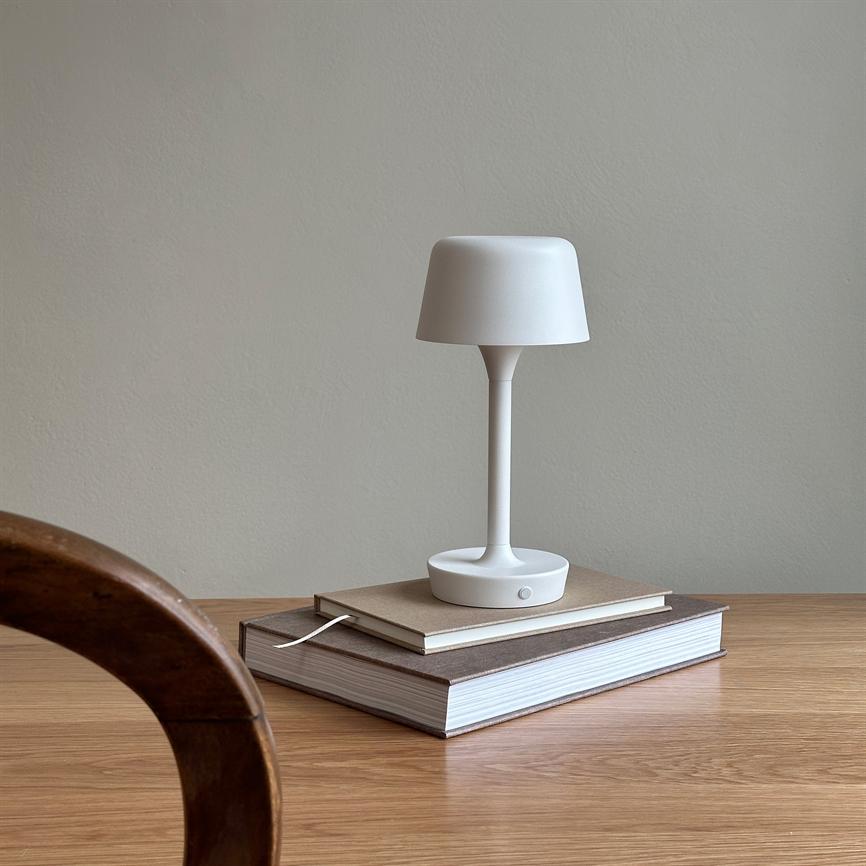 Dyberg Larsen Flow bordlampe hvit oppladbar