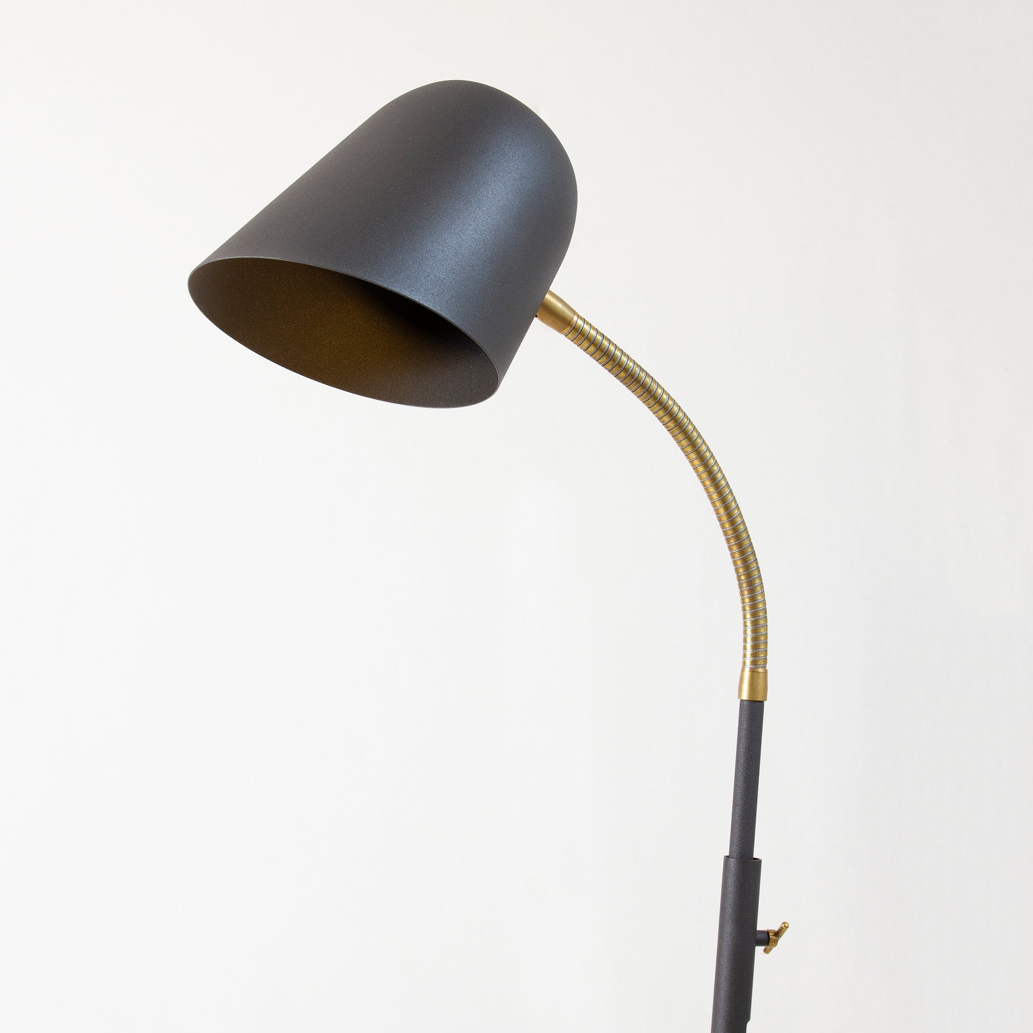 Zlamp Q15 437-15 vegglampe kort rør mørkegrå