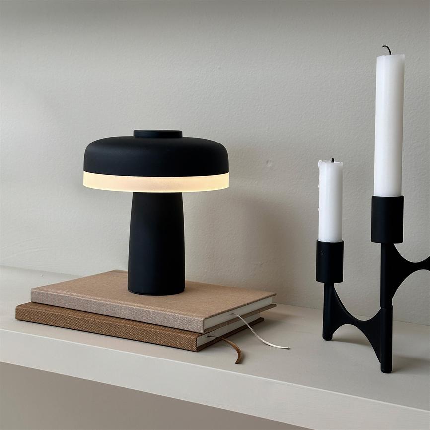 Dyberg Larsen Porter bordlampe sort LED oppladbar