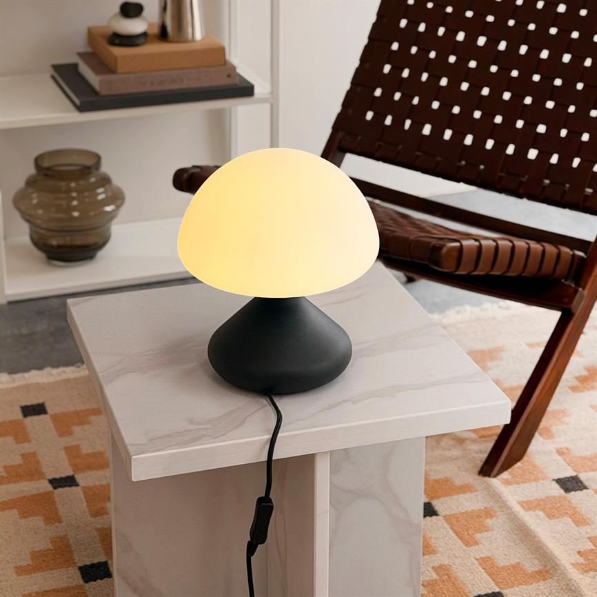 Dyberg Larsen Trophy bordlampe sort opalglass