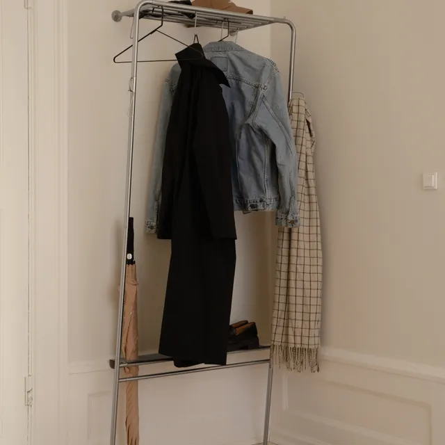 Umage Lean On Me klesstativ svart stål