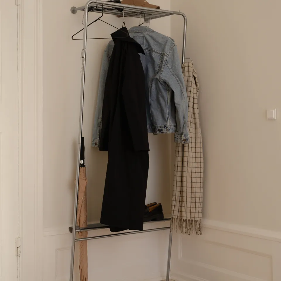 Umage Lean On Me klesstativ svart stål