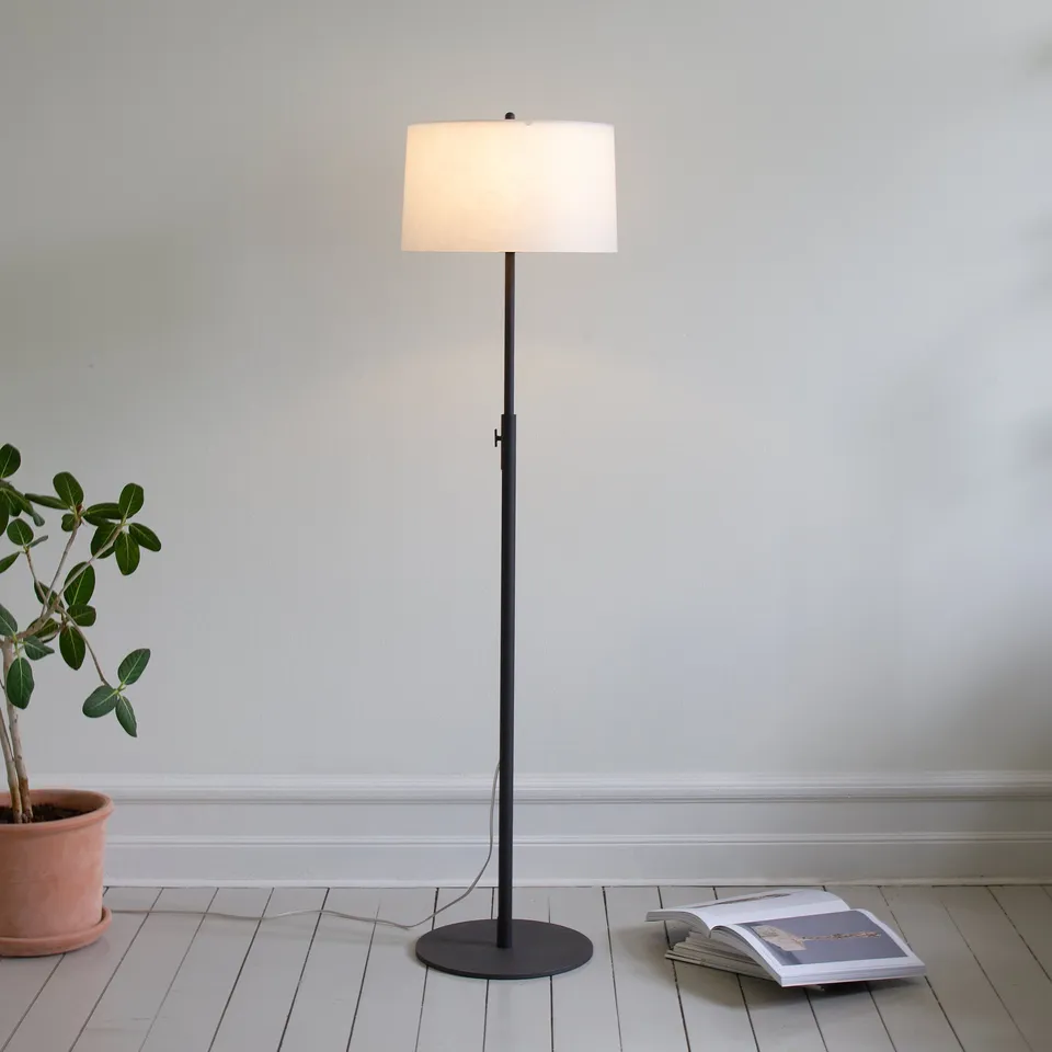 Zlamp Q 441-3534 gulvlampe mørkegrå morbærpapir