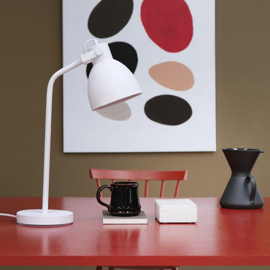 Dyberg Larsen Coast bordlampe hvit vippbar metallskjerm