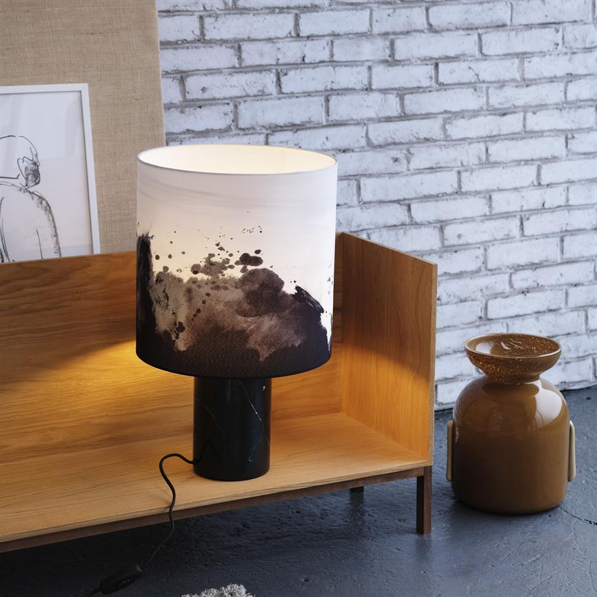 Dyberg Larsen Molly bordlampe marmor med tekstilskjerm