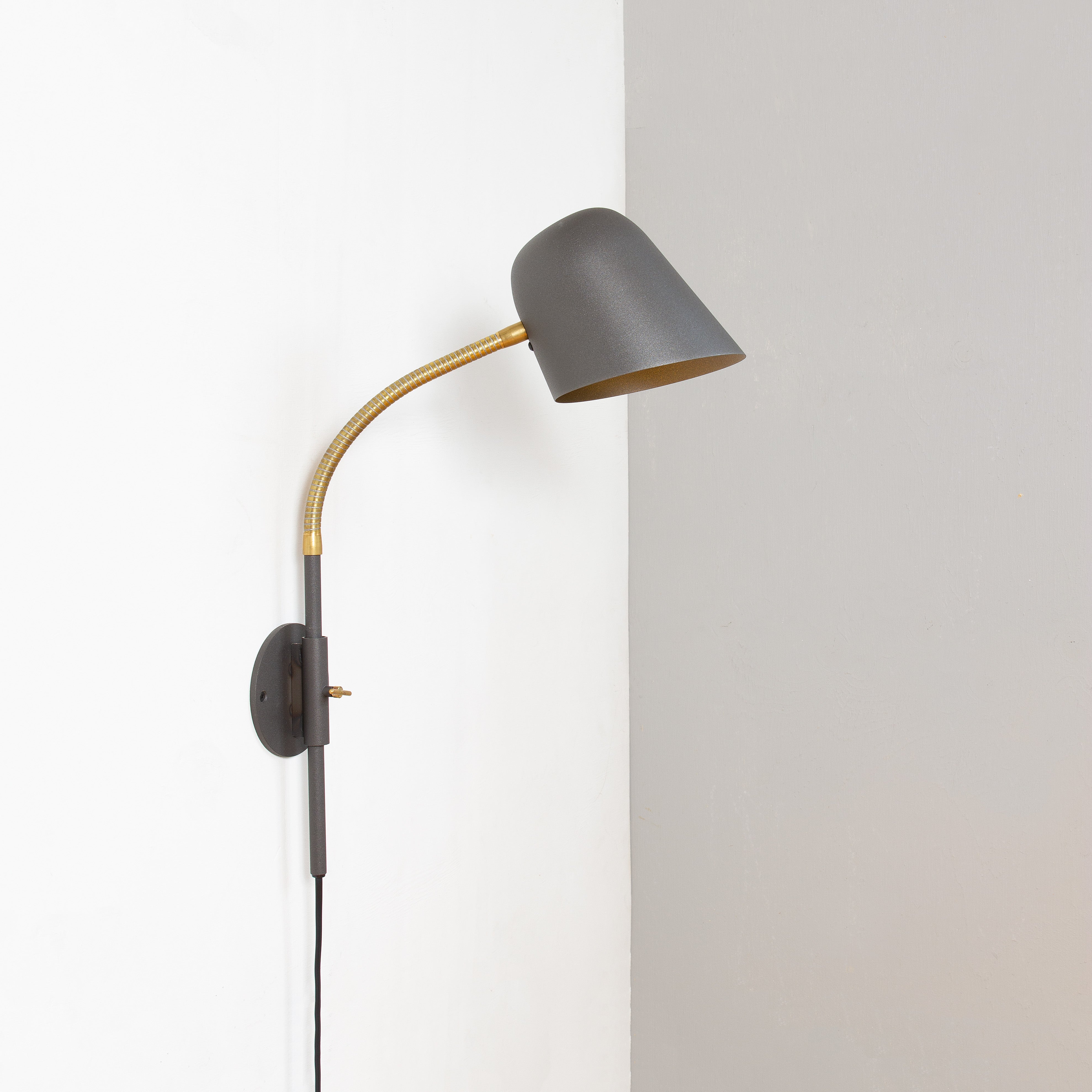 Zlamp Q15 437-15 vegglampe kort rør mørkegrå