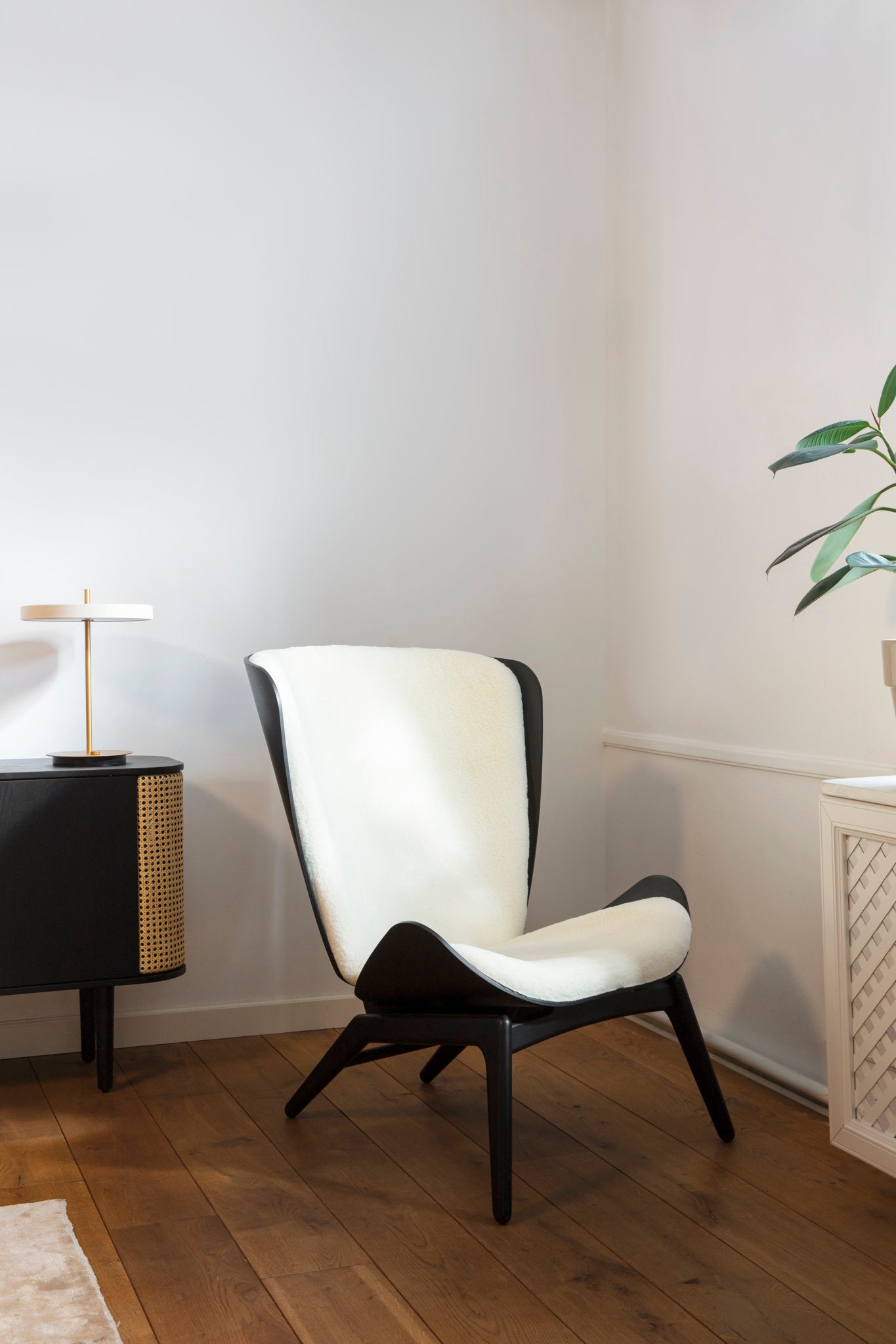 UMAGE Asteria bordlampe perlehvit USB-lading LED