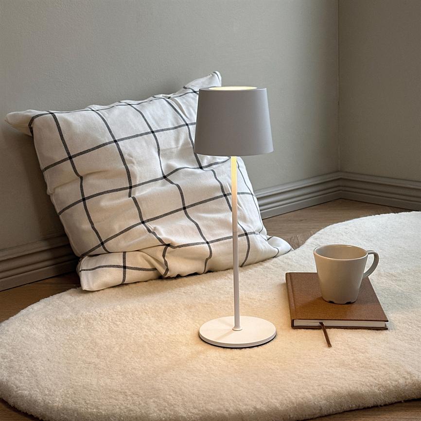 Dyberg Larsen Karl bordlampe LED hvit oppladbar