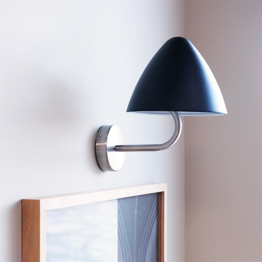 Dyberg Larsen Oulu vegglampe sort stål