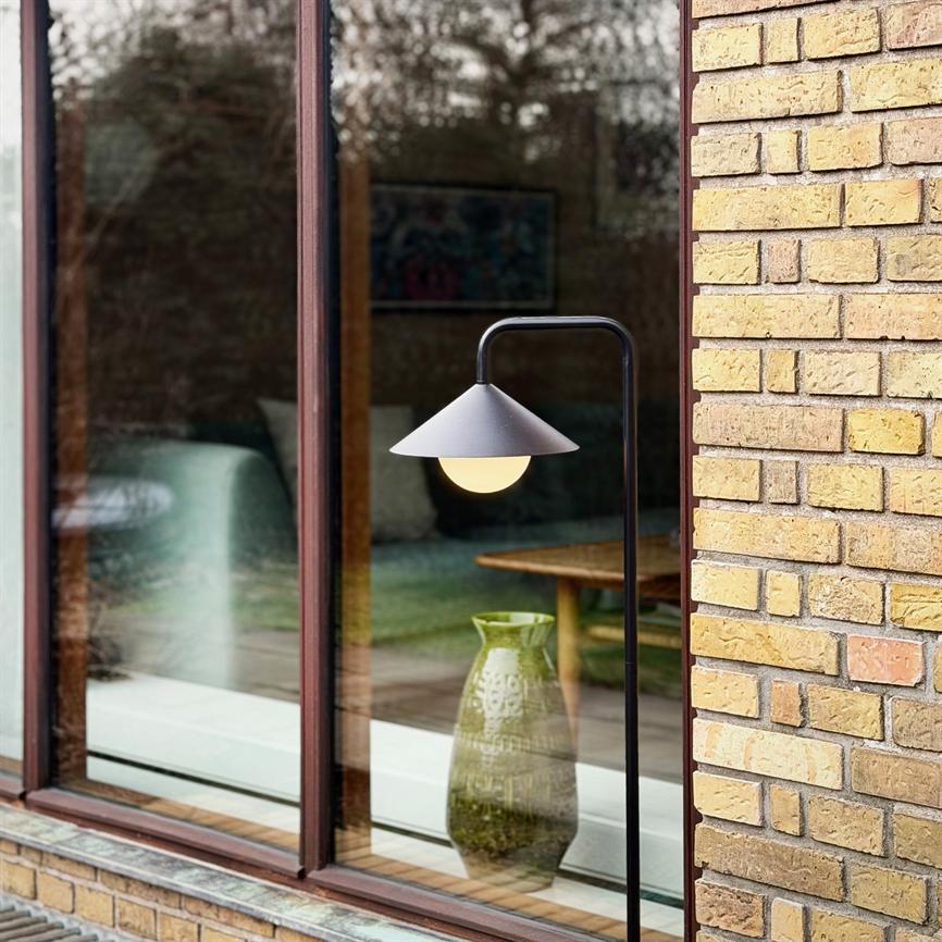 Dyberg Larsen Nova Sort gulvlampe utendørs globe fjernk