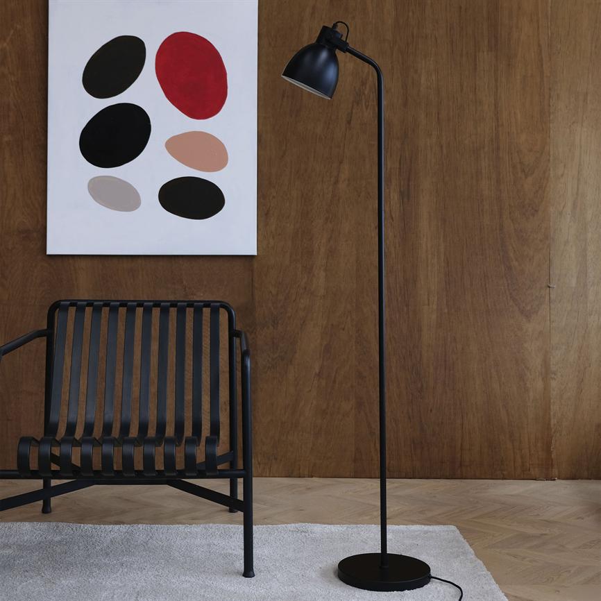 Dyberg Larsen Coast gulvlampe sort med vipbar skjerm