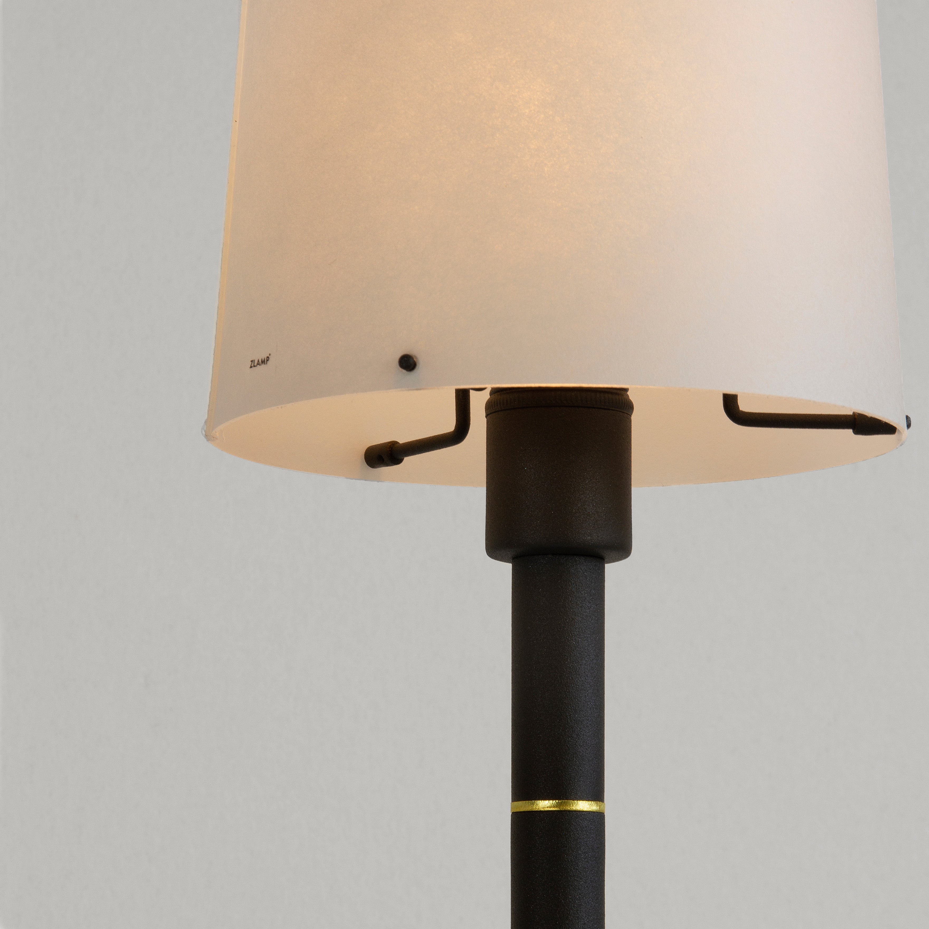 Zlamp Z bordlampe hvit morbær mørkegrå