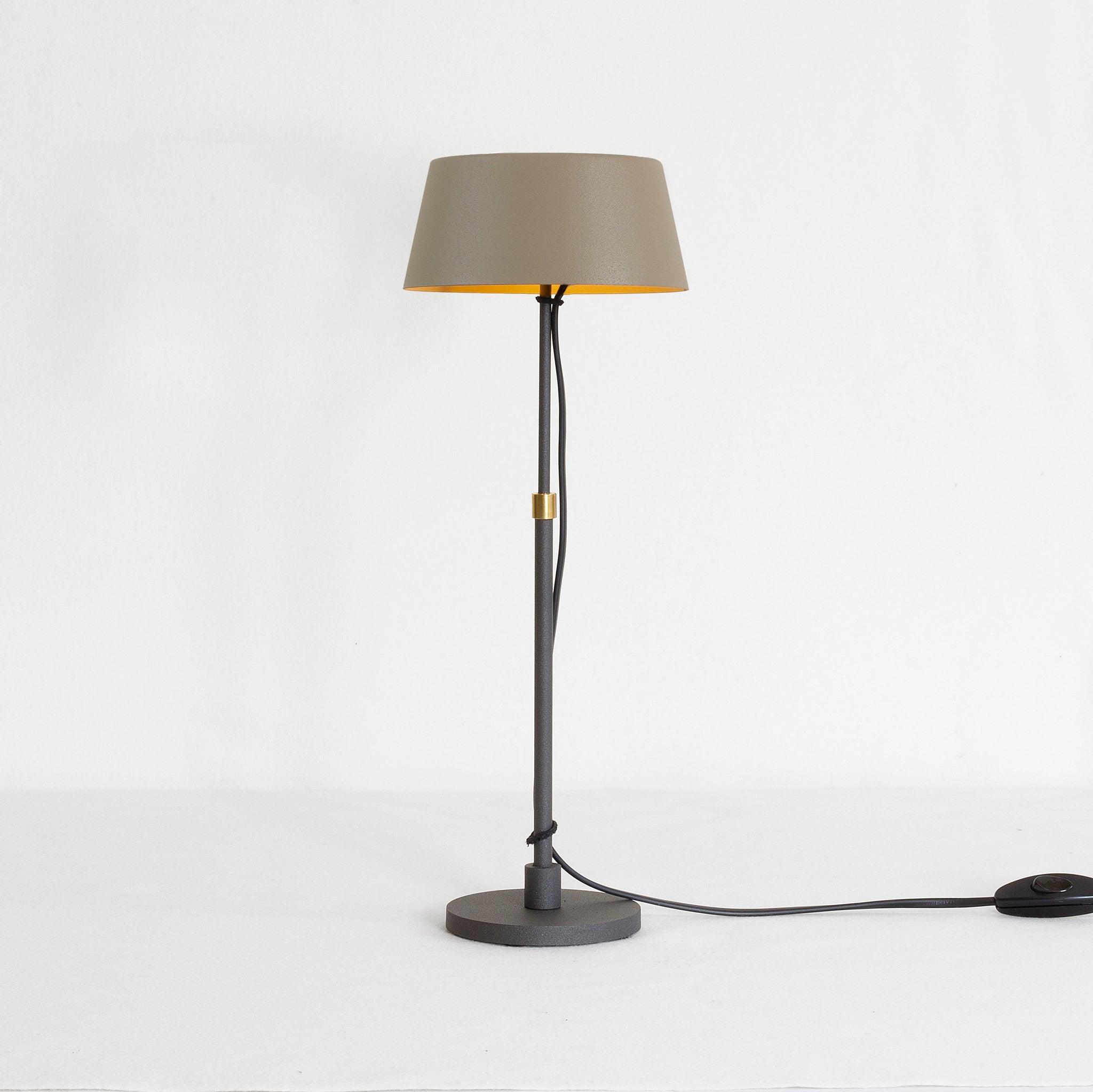 Zlamp Karl 925-1512 bordlampe liten greige messing høydejusterbar