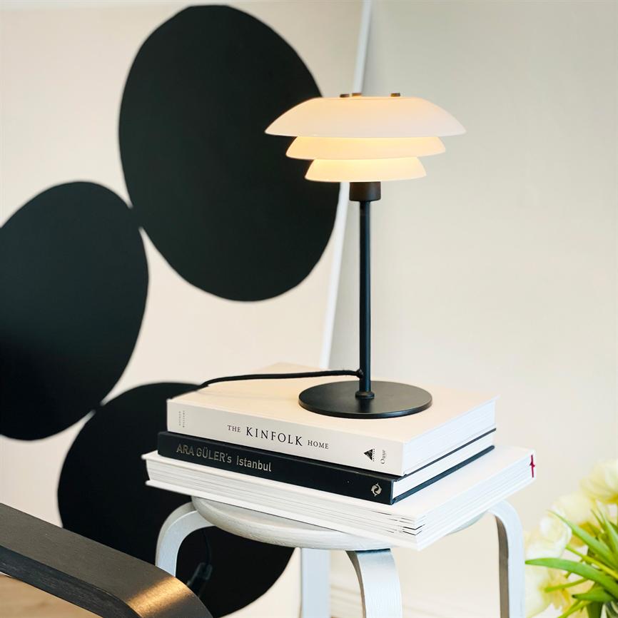 Dyberg Larsen DL20 bordlampe svart opal 3 skjermer