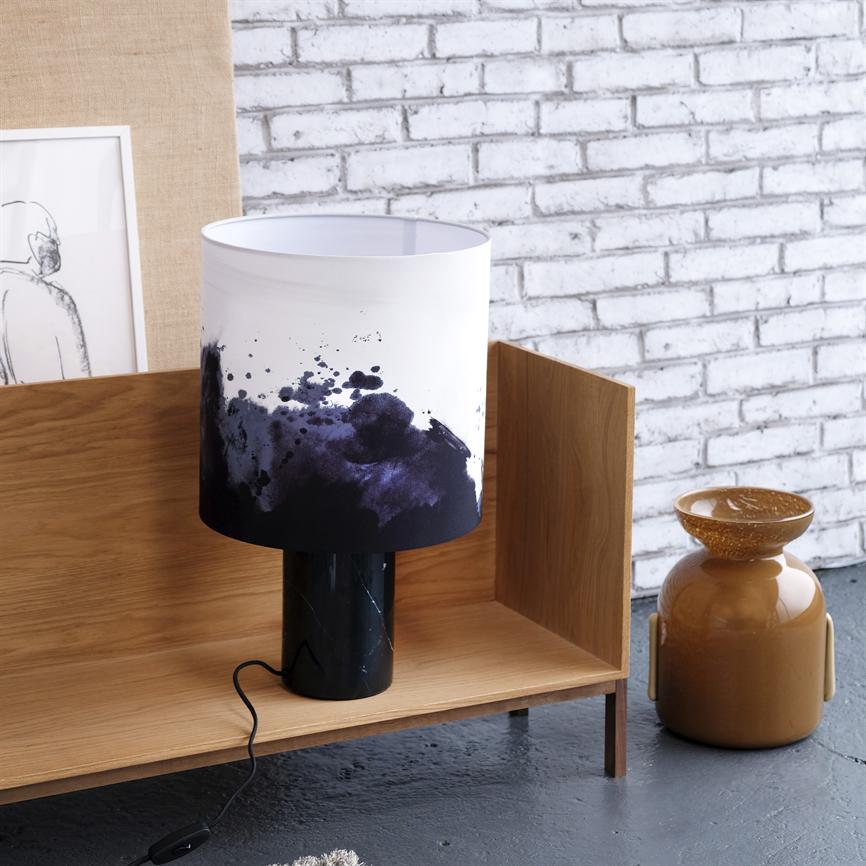 Dyberg Larsen Molly bordlampe marmor med tekstilskjerm
