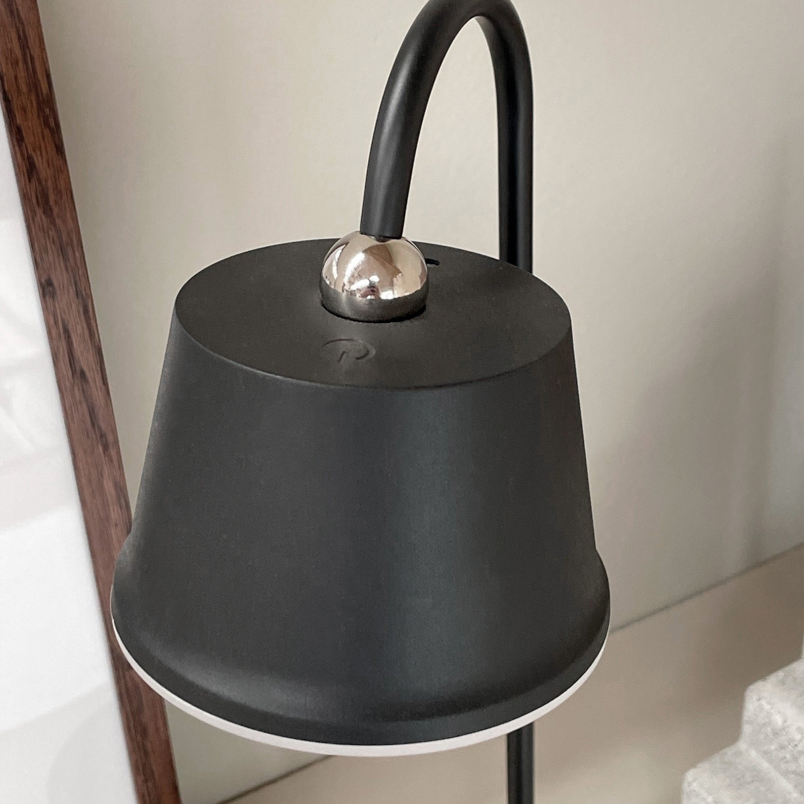 Dyberg Larsen POP bordlampe svart oppladbar
