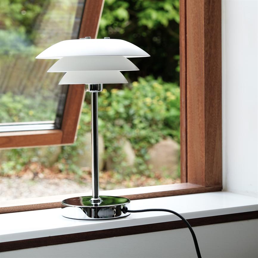 Dyberg Larsen DL20 bordlampe hvit med varmt skjær