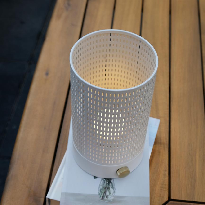 Dyberg Larsen Mesh lanterne hvit/messing oppladbar
