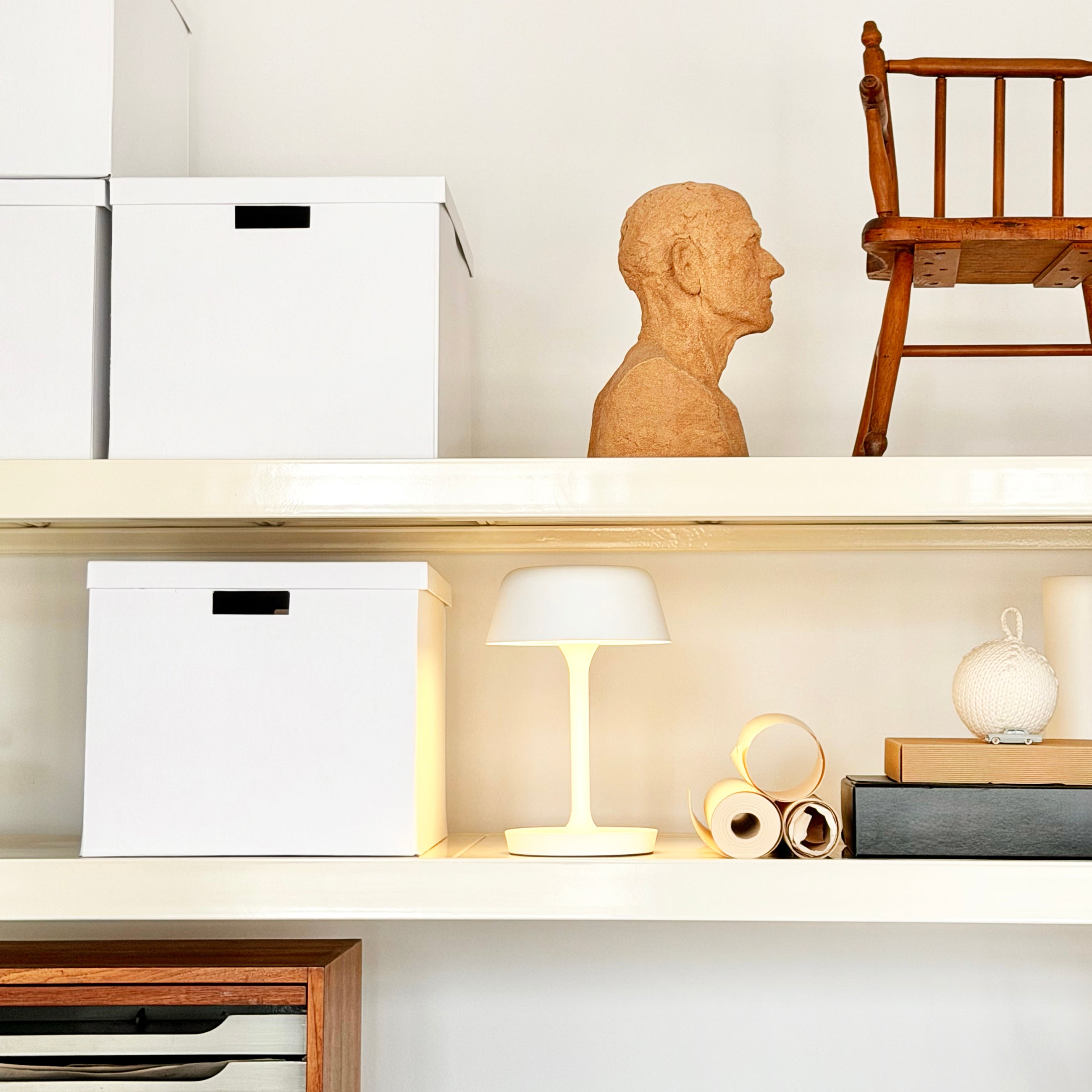 Dyberg Larsen Valencia bordlampe hvit oppladbar LED