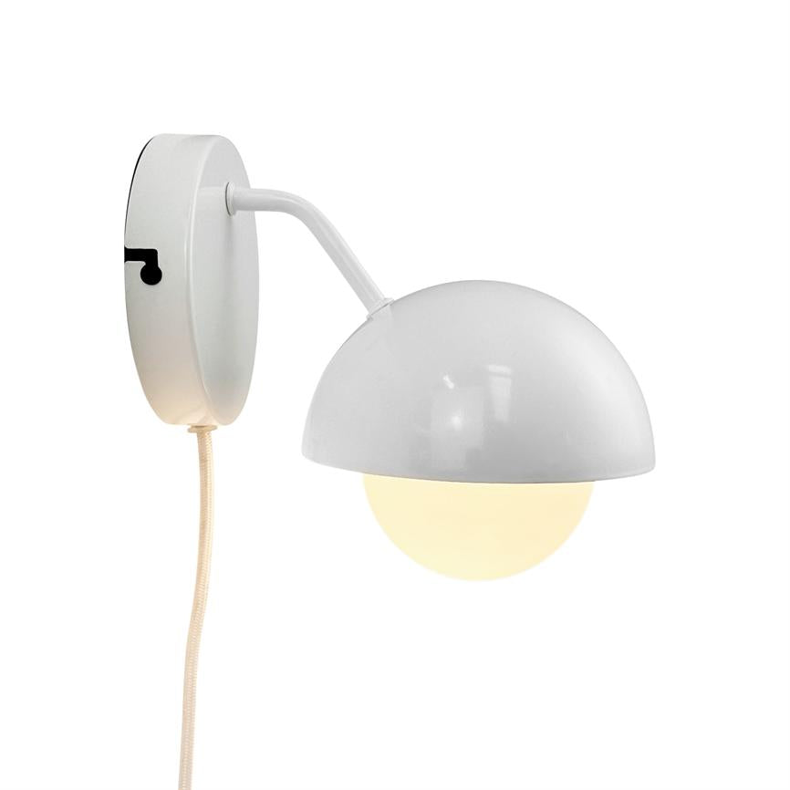 Dyberg Larsen Rose vegglampe hvit glasskuppel