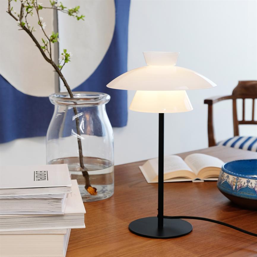 Dyberg Larsen Valby bordlampe svart opalglass