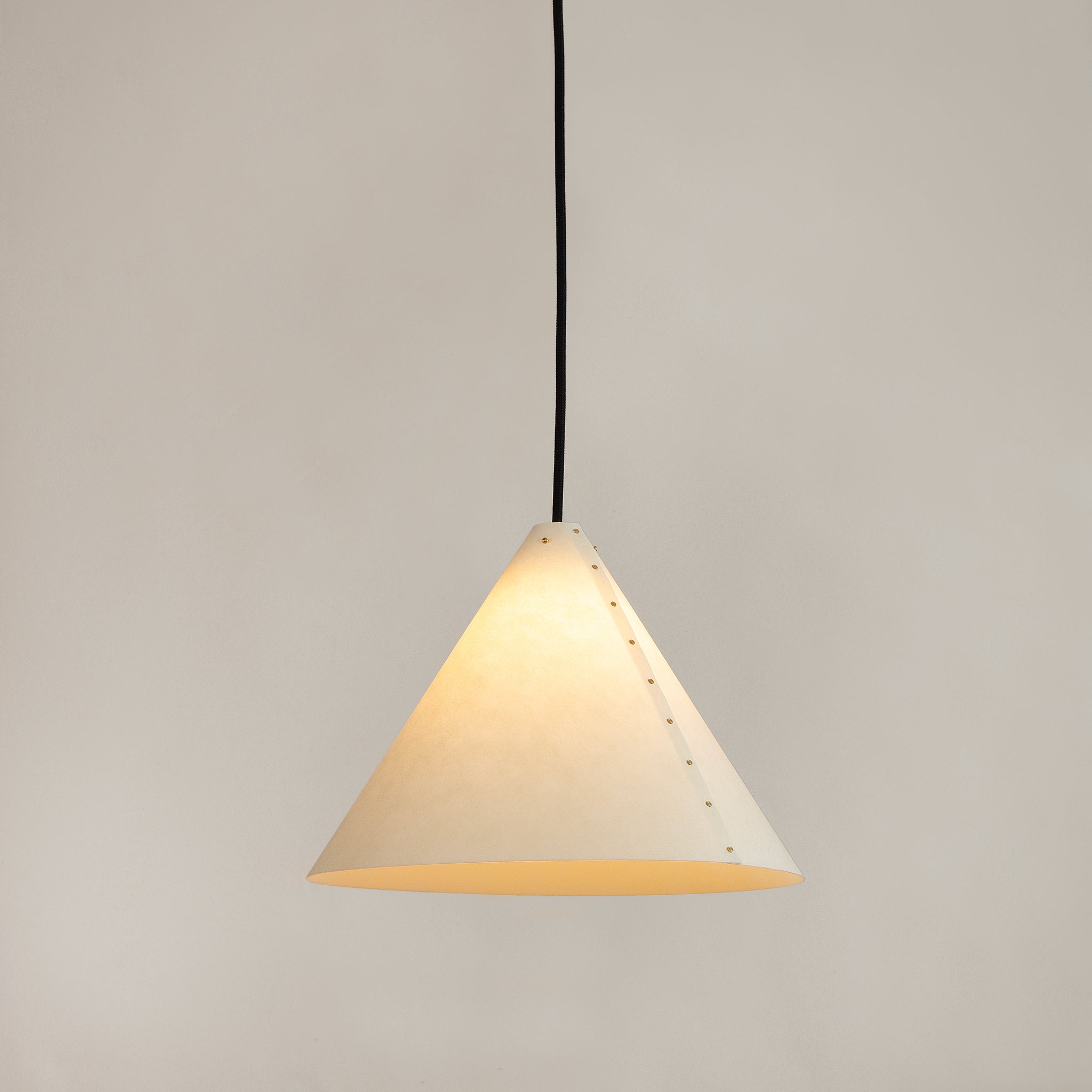 Zlamp Spiss 150-3403 pendel 34 cm off-white kjegle
