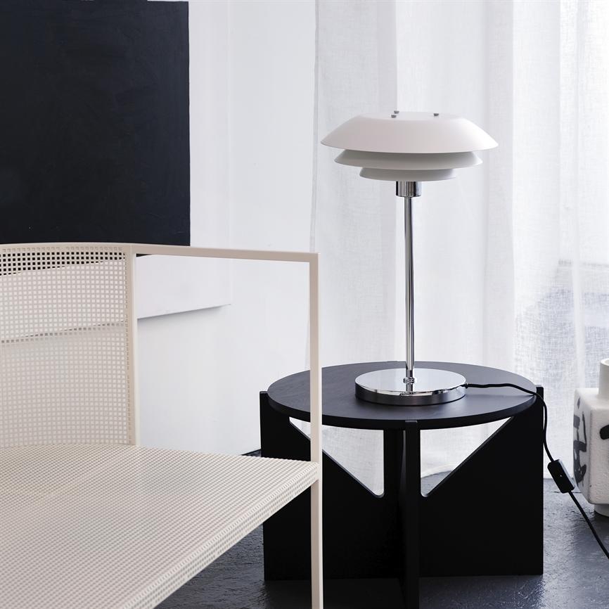 Dyberg Larsen DL31 bordlampe hvit metall kromfot