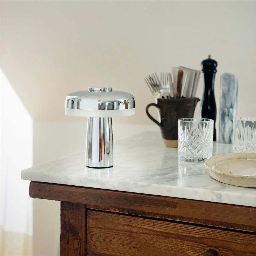 Dyberg Larsen Porter bordlampe krom oppladbar LED